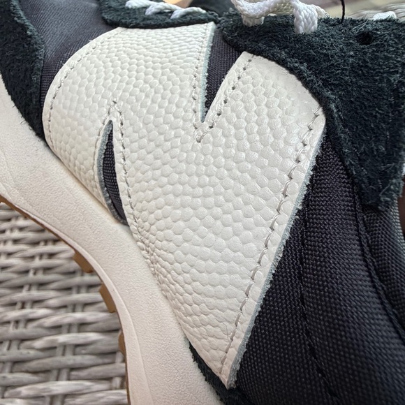 New Balance 327! Like NEW!!!! - Picture 13 of 16